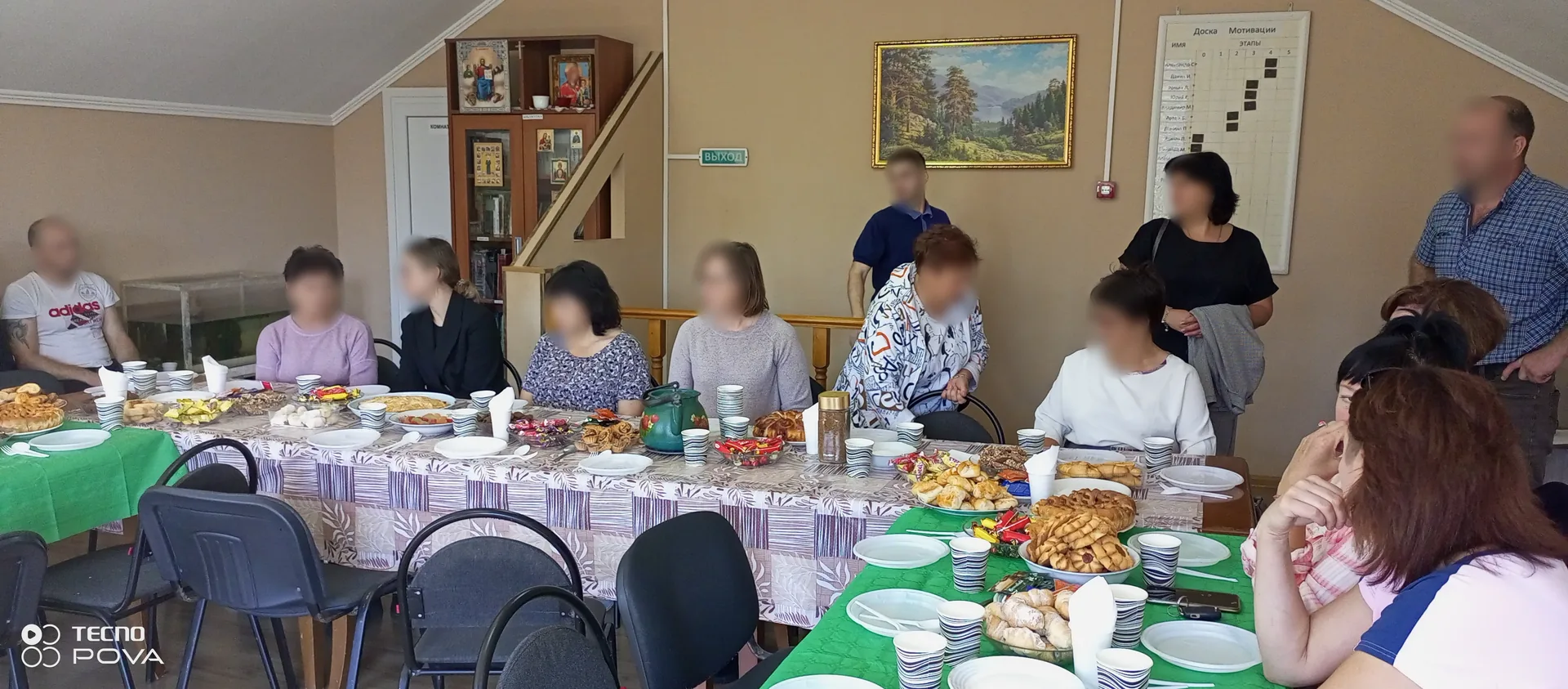 Участники программы за общим столом.
