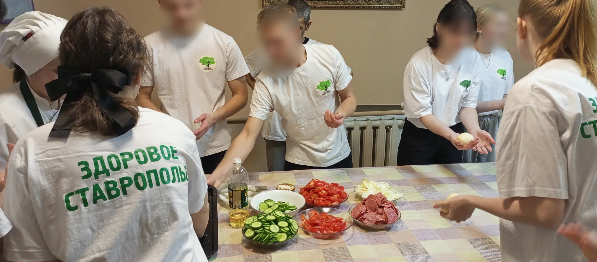 Участники готовят вместе.