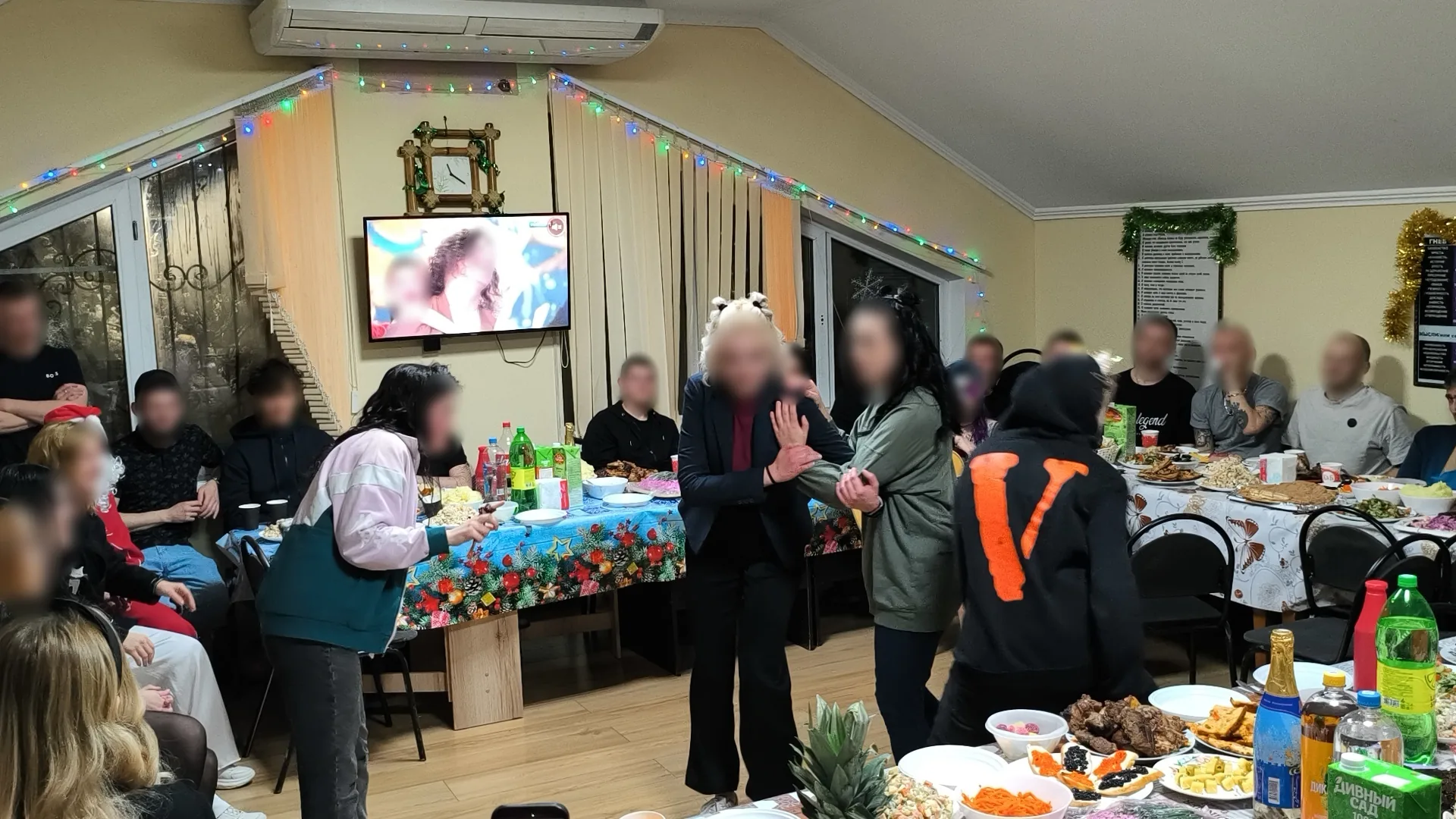 Участники получают памятные подарки.